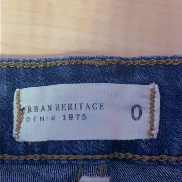 Dark wash denim shorts with Pattern pockets - Picture 3 of 3